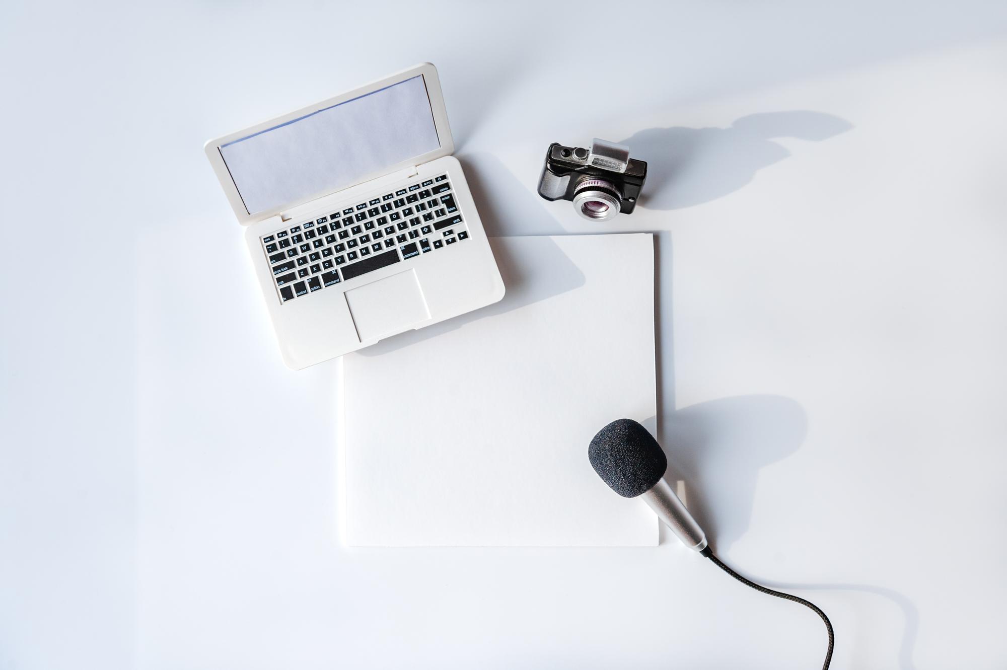 Studio redakcyjne z mikrofonem i notatnikiem